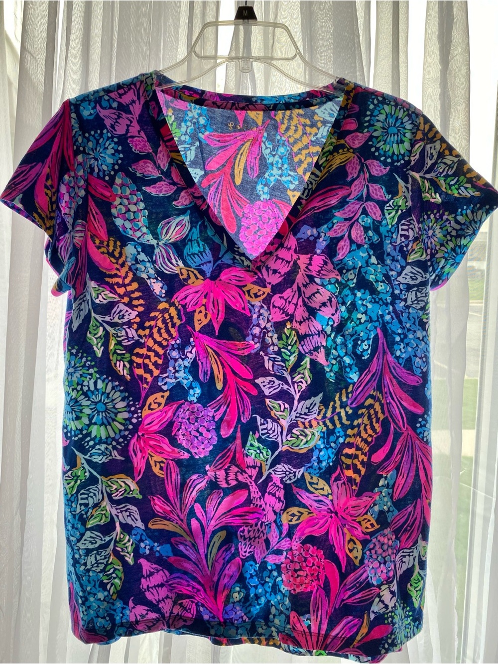 Lilly Pulitzer V-Neck Short Sleeve Top in Hot Pink & Navy Floral M - Picture 2 of 5
